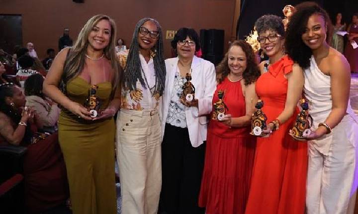 Diretora do SINTRACOM-BA Lúcia Maia foi homenageada no Brasil con el “Premio Tereza de Benguela”