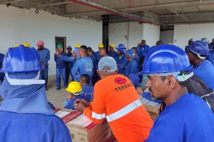Hoje, 05/06, teve paralisação dos trabalhadores (as) na obra da Roble, no Lobato