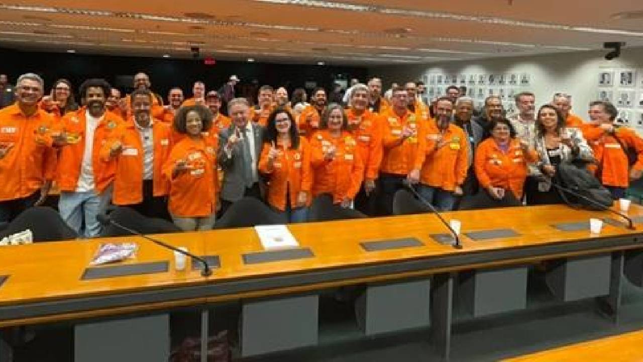 Petroleiros e petroleiras lotam audiência pública na Câmara e defendem reestatização do Sistema Petrobrás
