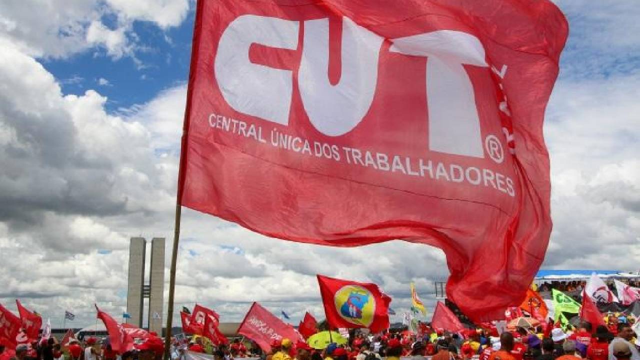 Pressão dos trabalhadores faz Alcolumbre encaminhar PEC do fim da 6x1 à CCJ