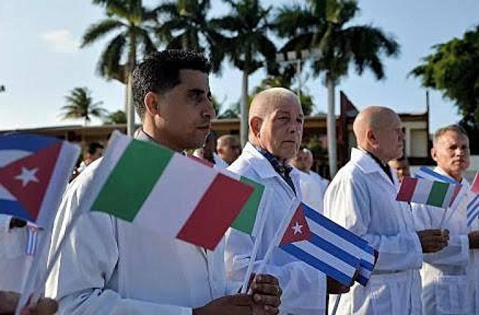 Cuba recebe como heróis médicos que retornam de missão na Itália