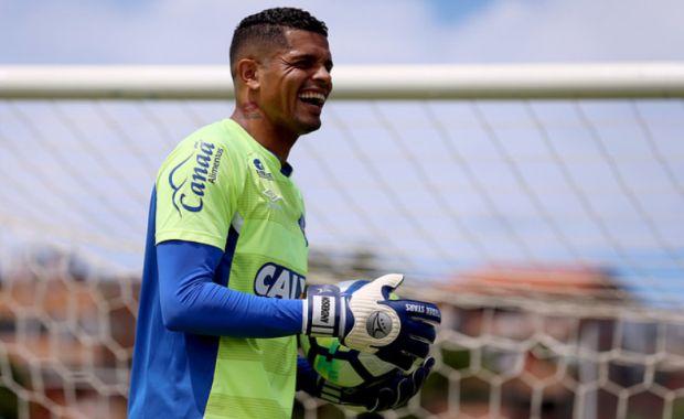 Goleiro brinca sobre disputa no gol do Bahia