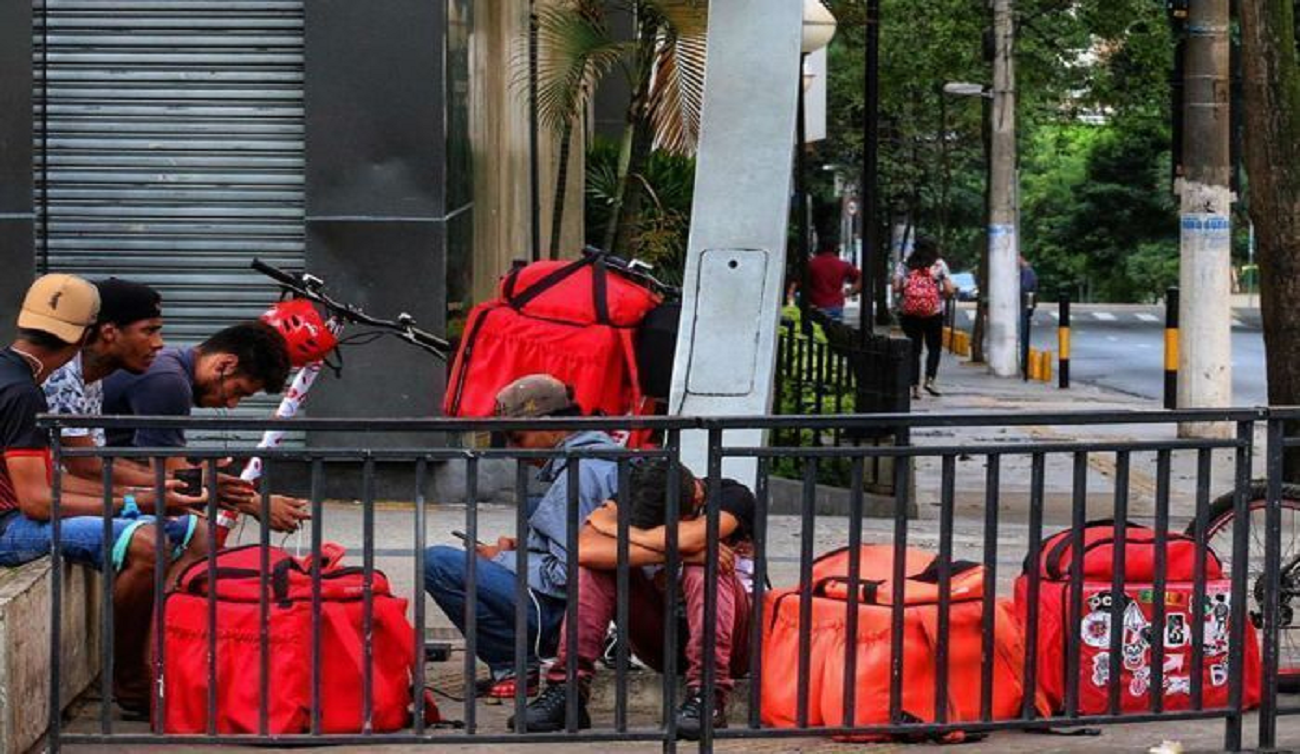 Queda na renda de 68% dos entregadores por aplicativo