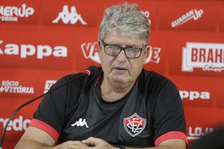 Vitória anuncia saída do técnico Geninho; Pivetti é efetivado