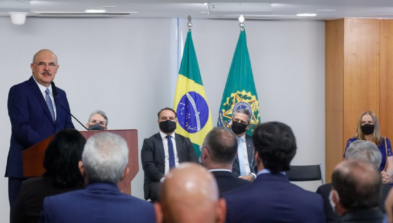 Brasil tem novo ministro da educação empossado