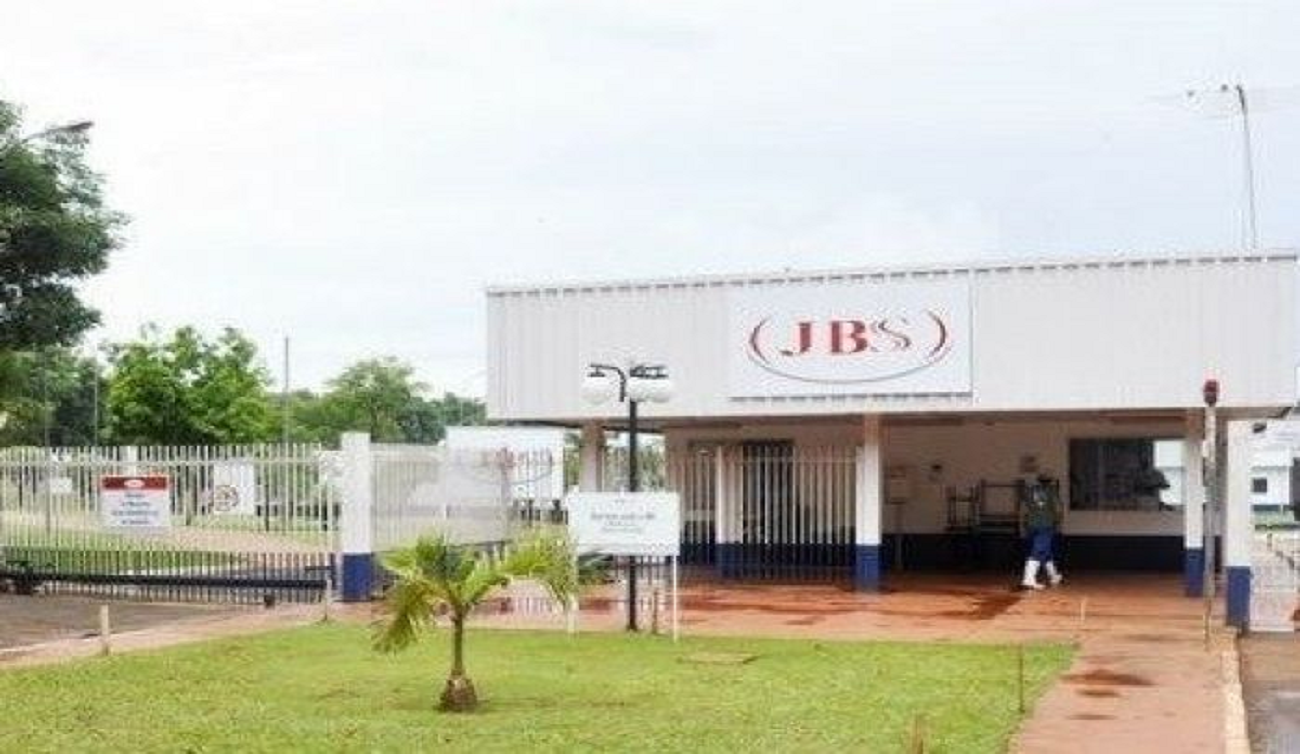 Trabalhadores acionam a justiça e pedem multa de R$200 mil reais à JBS