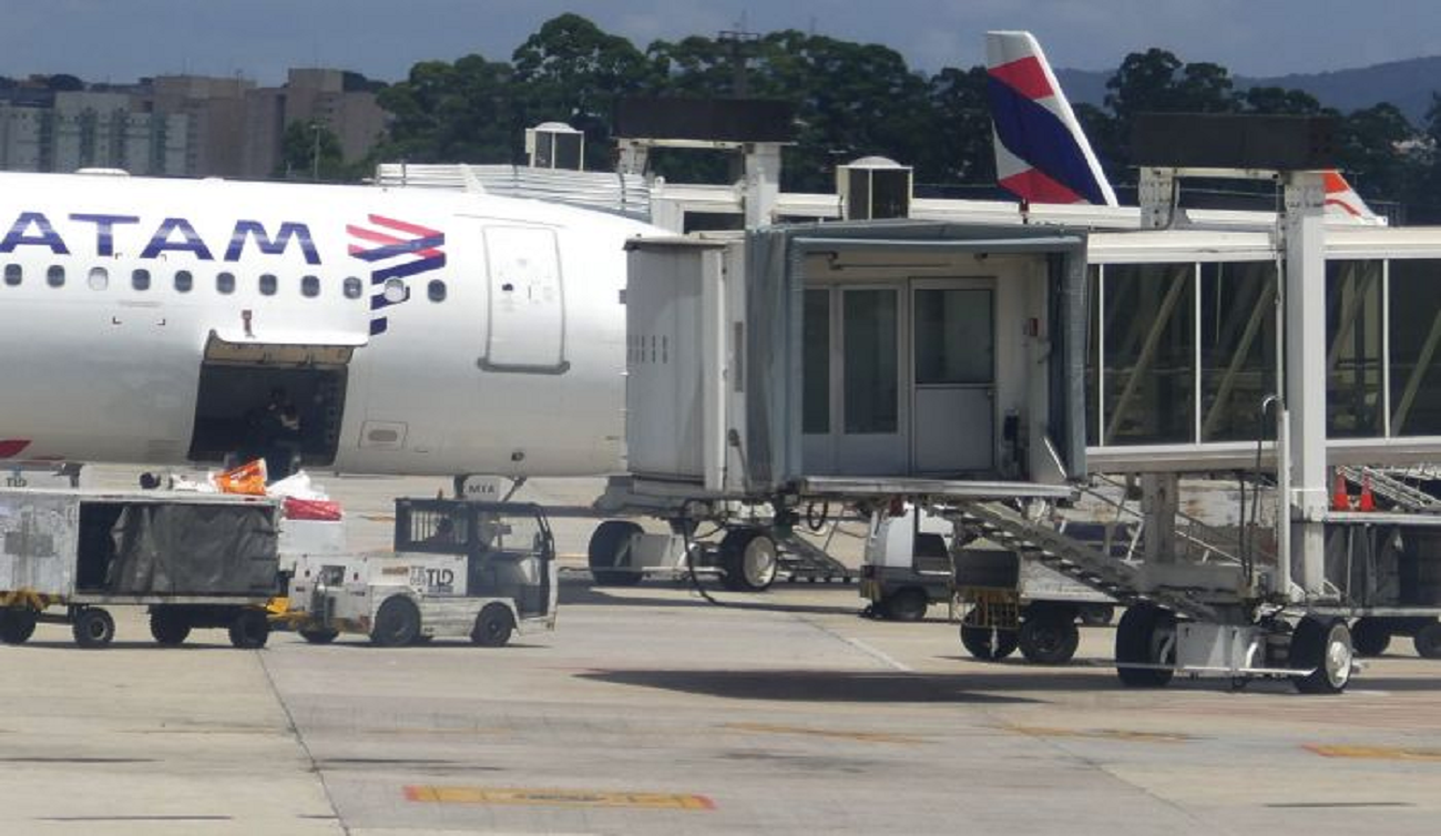 Latam Brasil cumpre ameaça e inicia demissão de 2.700 tripulantes