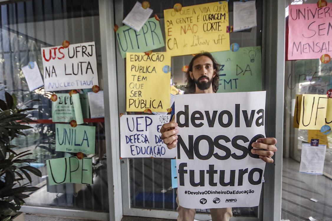 O descaso do governo federal com os alunos em isolamento social