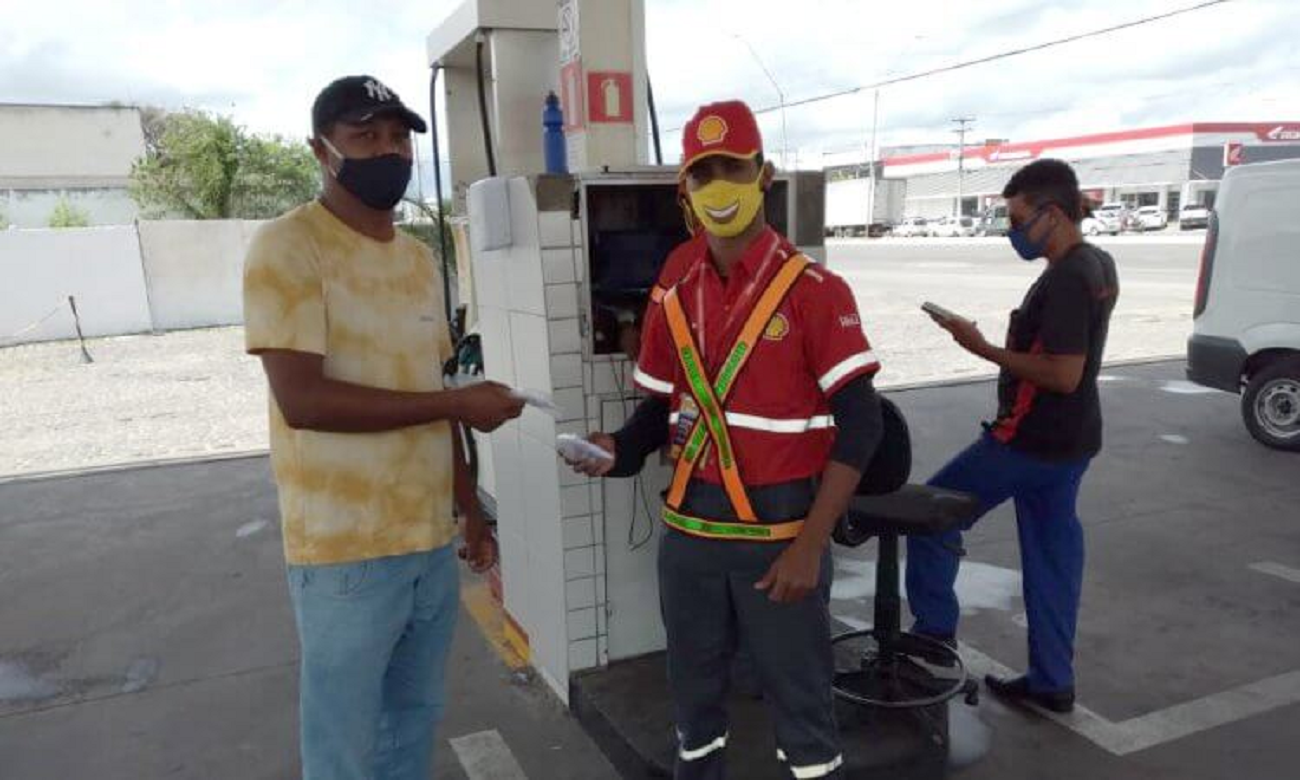 Trabalho de base continua – Diretores do Sinposba distribuem máscaras para colegas nos postos