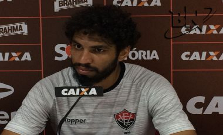 Vitória anuncia retorno de Wallace; zagueiro se apresenta nesta terça-feira