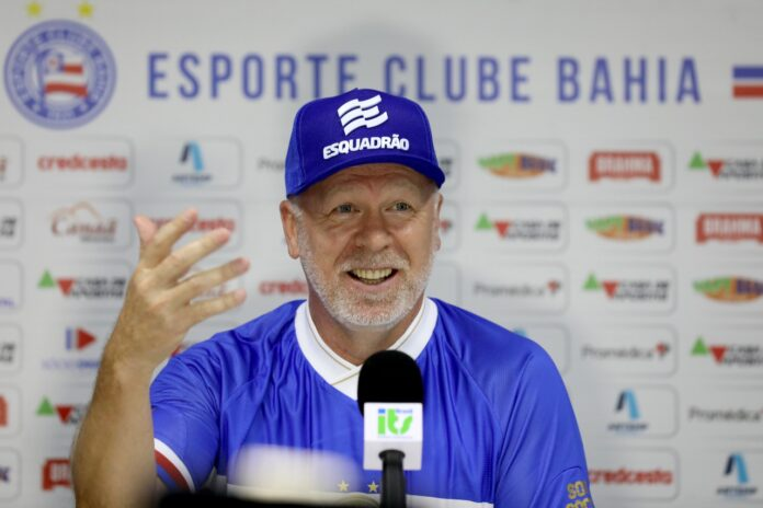Bahia apresenta oficialmente Mano Menezes
