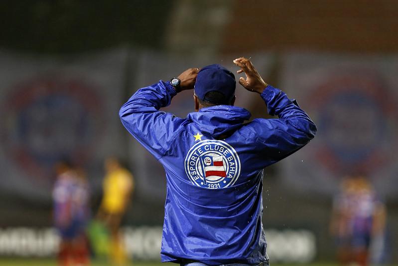 Bahia perde e complica situação de Roger