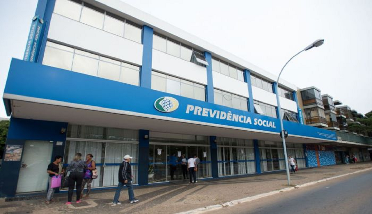 Com INSS sucateado, fila de pedidos de benefícios passa de 1,5 milhão
