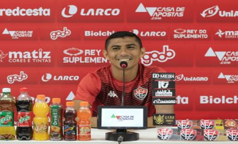 Juninho Quixadá é apresentado pelo Vitória
