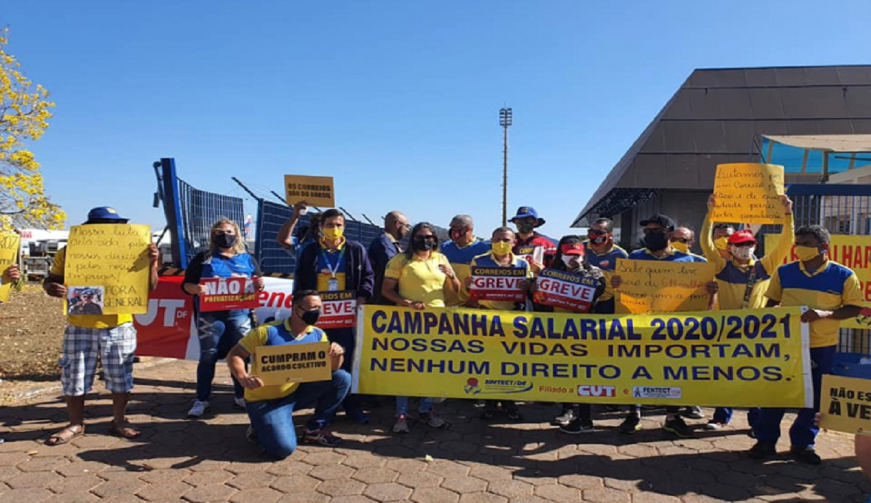 Trabalhadores dos Correios ocupam terminal de cargas do aeroporto de Brasília