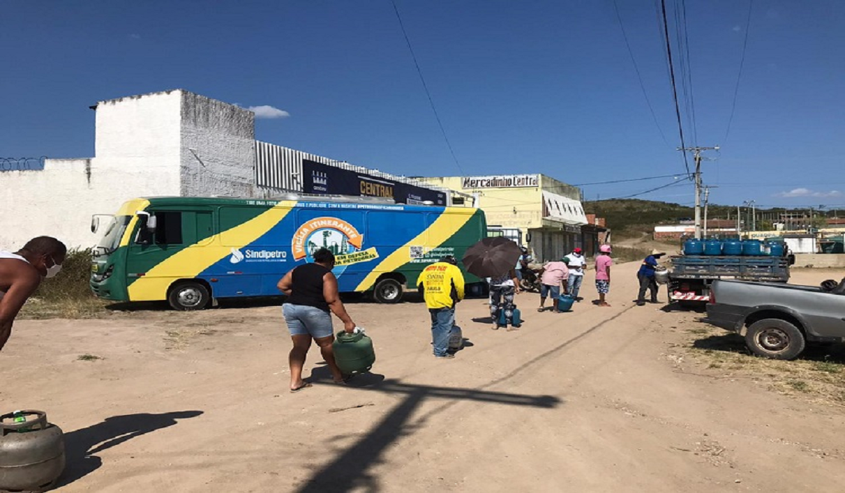 Alto preço do botijão de gás leva população a cozinhar com fogão à lenha no interior da Bahia