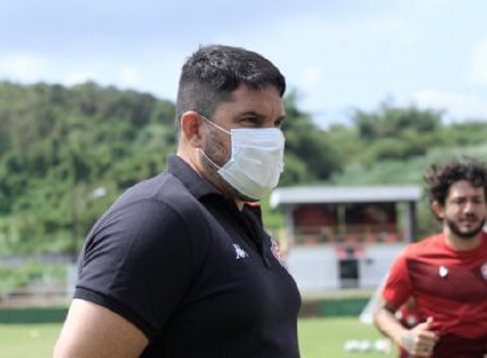Eduardo Barroca só vai definir o time titular do Vitória após treino em Chapecó