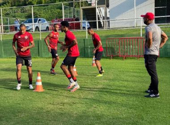 Elenco do Vitória volta a Salvador e segue preparação para enfrentar o Guarani