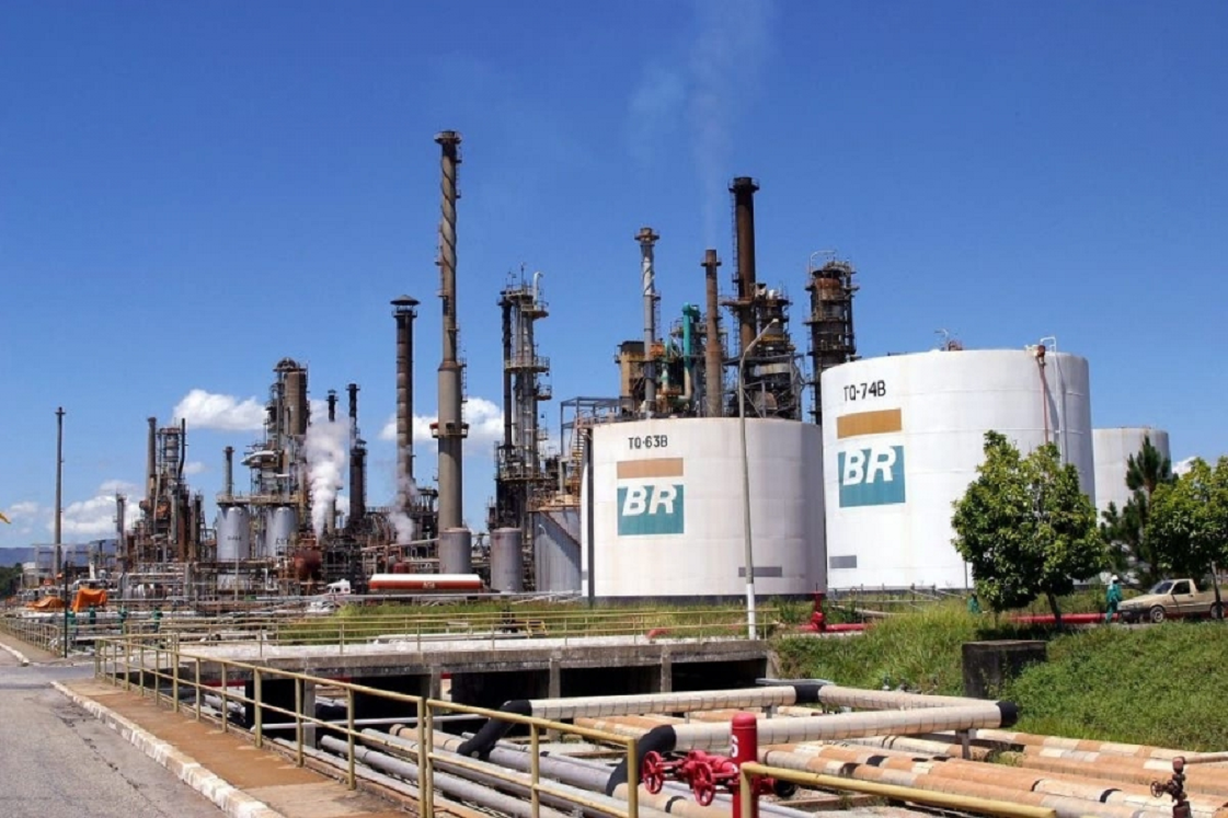 Nassif alerta que Petrobrás jamais venderia refinarias, se fosse uma empresa privada