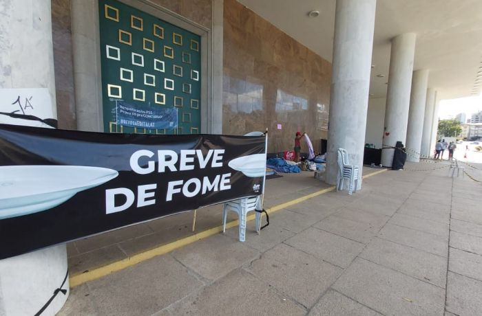 Em greve de fome há 5 dias, educadores exigem respostas do governo do Paraná