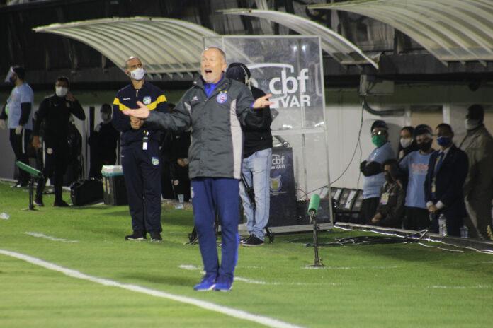 Caiu literalmente. Mano não é mais treinador do Bahia