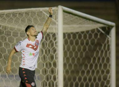 Leão goleia o Paraná e conquista primeira vitória fora de casa