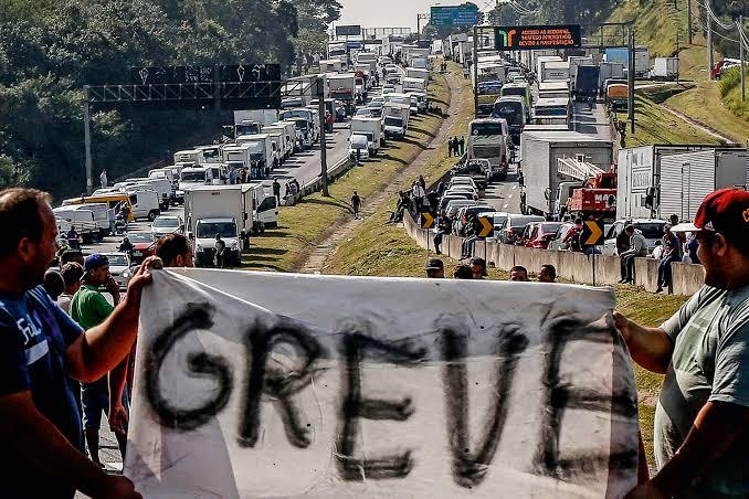 Caminhoneiros entram em greve a partir de segunda-feira (1º), afirma presidente da ANTB