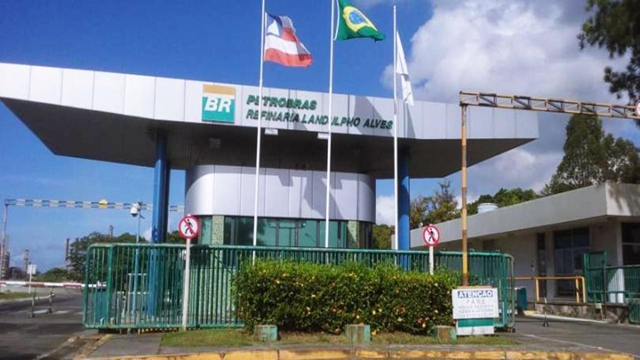 Ato em frente à Rlam marca primeiro dia de greve dos petroleiros da Bahia, nessa quinta (18)