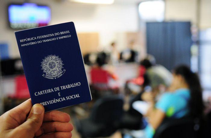 Programa de redução de jornada e suspensão de contratos deve voltar, diz Guedes