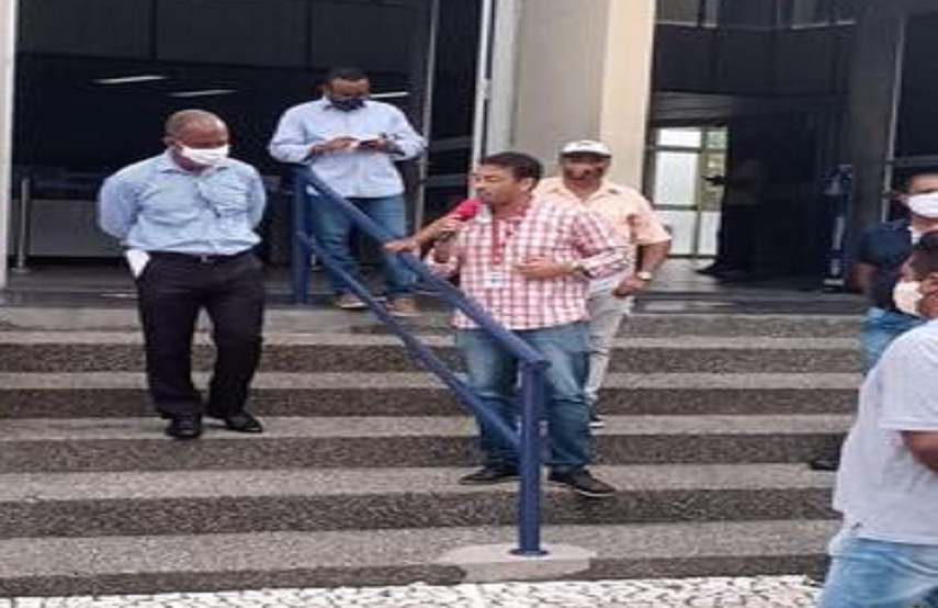 Vigilantes protestam na porta da Embasa
