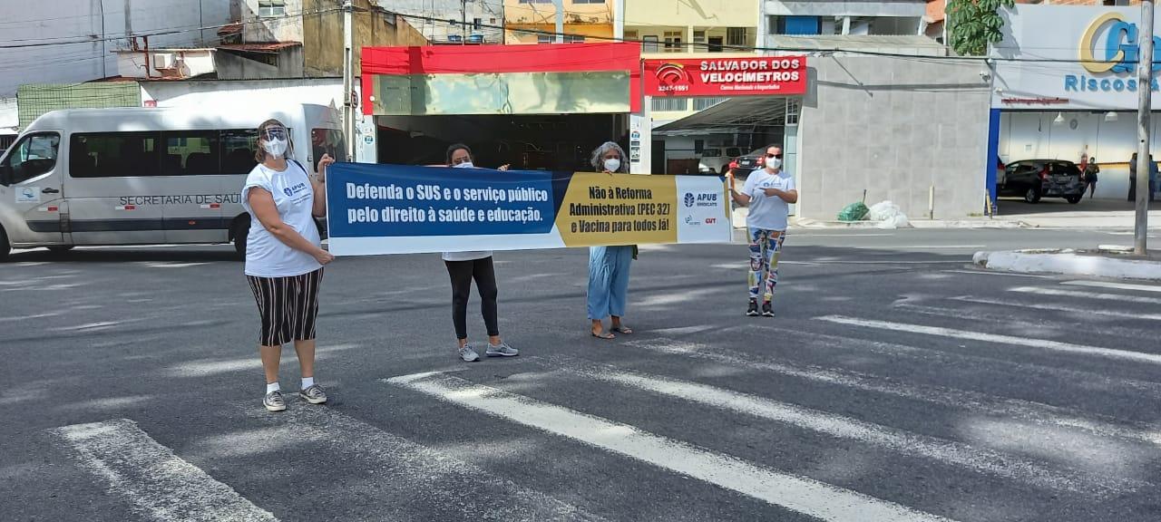 Apub realiza ação com distribuição de máscara