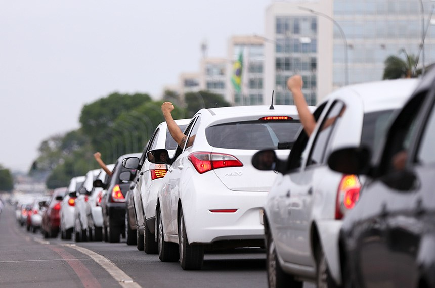 Justiça manda Uber assinar carteira de motorista e pagar salário de R$ 3 mil