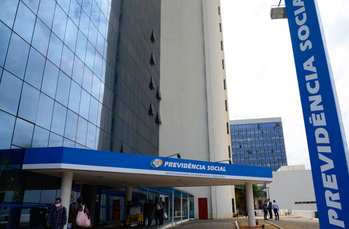 10 mil servidores deixam instituto e sucateamento aumenta fila do INSS