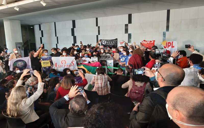 Centrais, movimentos sociais e partidos entregam superpedido de impeachment