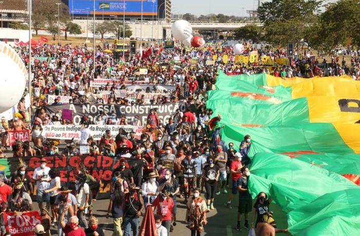 Milhares de brasileiros ocuparam às ruas do país para exigir “Fora, Bolsonaro”