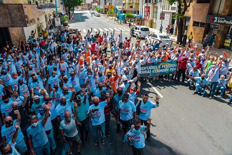 Contra cobrança indevida no plano de saúde, aposentados da Petrobrás realizam protesto em Salvador