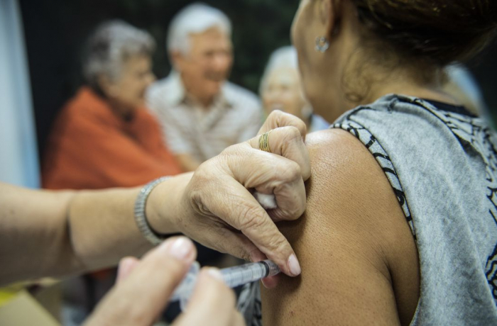 Com alta adesão à vacinação, caem casos, hospitalização e mortes no Brasil
