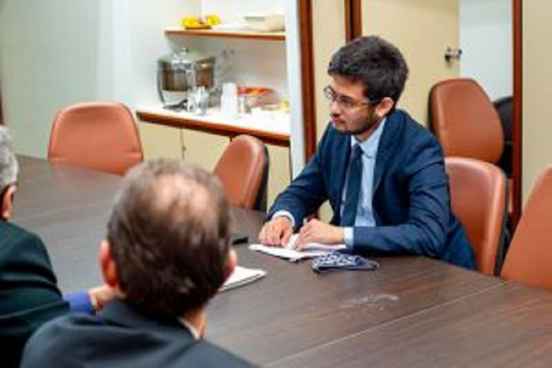 Frentistas abrem diálogo com deputado para convencê-lo a desistir do self-service