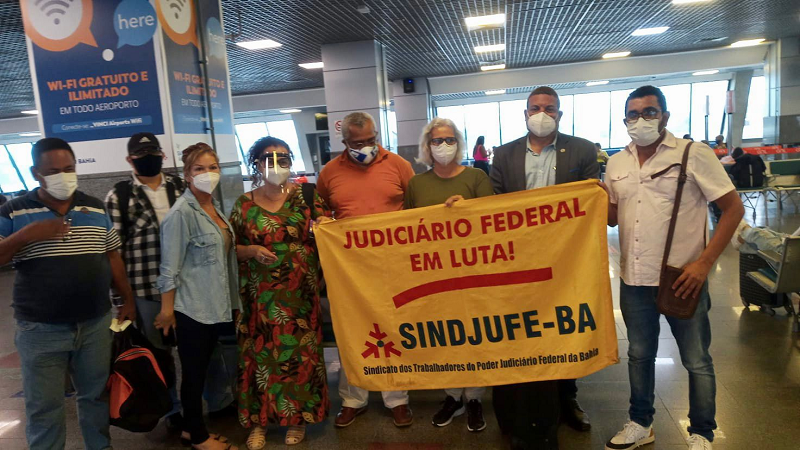 SINDJUFE-BA marca presença em caravana à Brasília contra a PEC 32