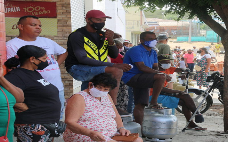 Ação do Sindipetro Bahia – Moradores de Ipirá fazem fila para comprar botijão de gás por R$ 50,00