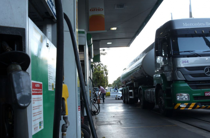 Donos de transportadoras param entregas de combustíveis contra altos preços