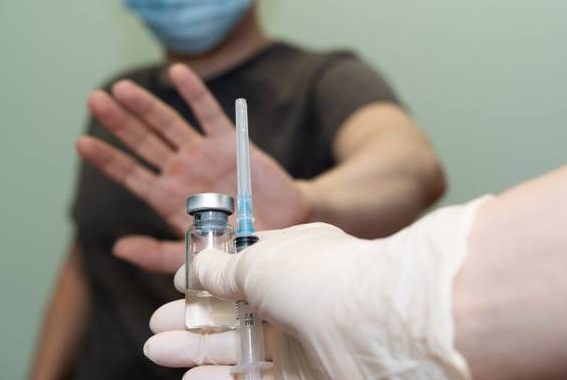 Justiça confirma demissão por recusa à vacina contra covid-19