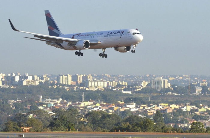 https://www.cut.org.br/noticias/aereas-travam-negociacao-e-pilotos-e-comissarios-iniciam-greve-na-segunda-29-f8e8#:~:tex