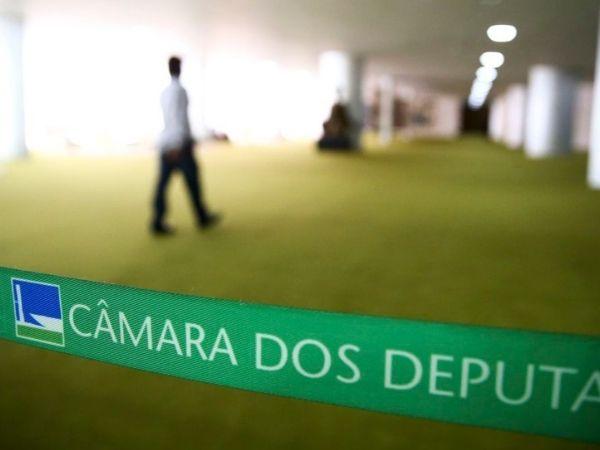 Uma vitória e muitas derrotas em mais um dia de ataques à democracia e à educação pública no Congresso