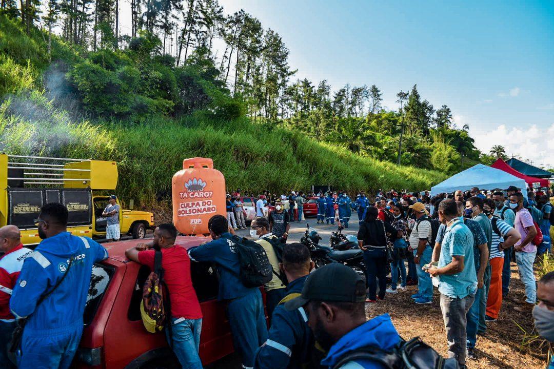 Ato em protesto contra os preços altos dos combustíveis e o PPI reúne centenas de pessoas em frente à RLAM
