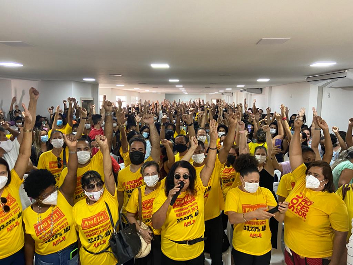 TRABALHADORES DA EDUCAÇÃO EM FEIRA DE SANTANA DECRETAM GREVE E OCUPAM PREFEITURA LOCAL