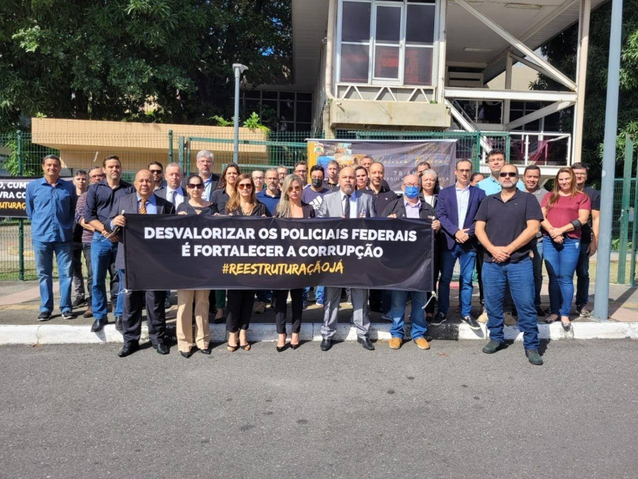 POLICIAIS FEDERAIS VOLTAM A PROTESTAR CONTRA GOVERNO FEDERAL EM SALVADOR