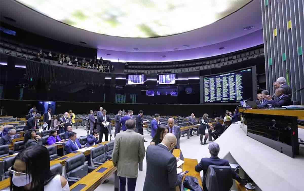 Câmara pode votar hoje piso da enfermagem e pacote eleitoreiro de Bolsonaro