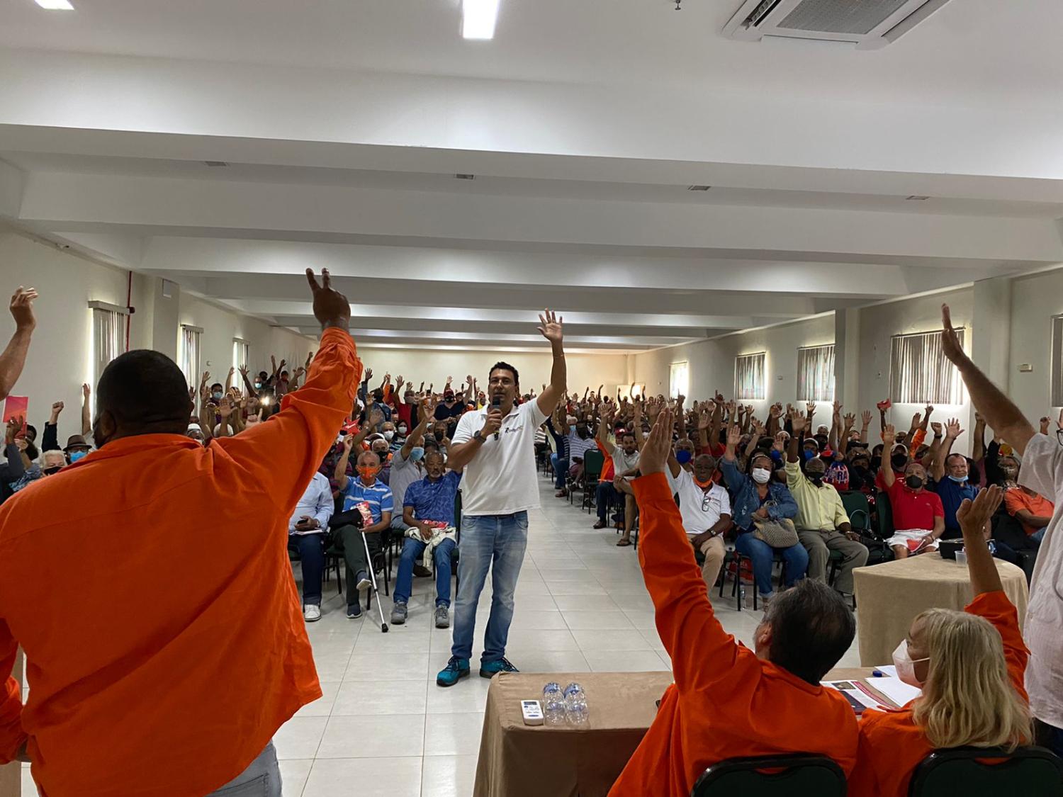 Em AGE, petroleiros da Bahia rejeitam contraproposta para o ACT e aprovam greve contra a privatização da Petrobrás