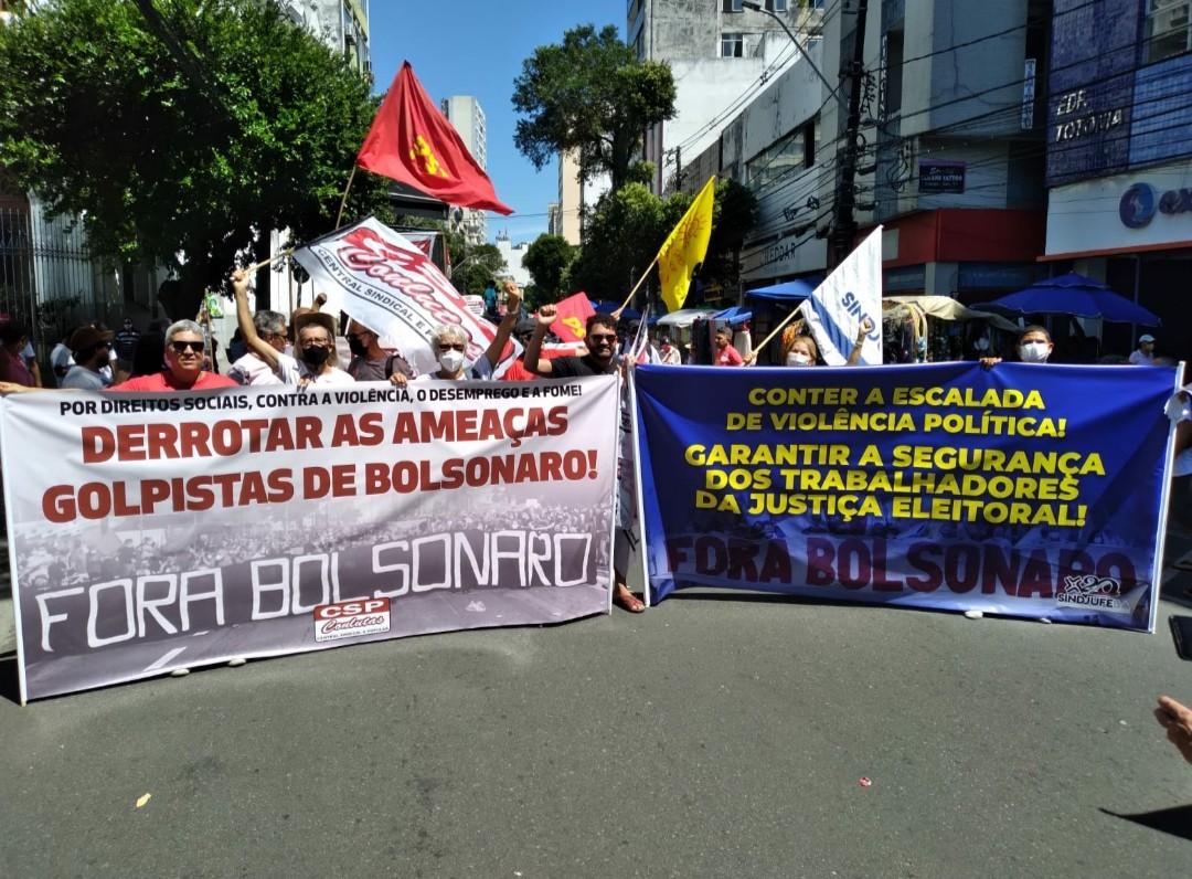 Manifestantes marcham pelas ruas de Salvador em defesa das liberdades democráticas